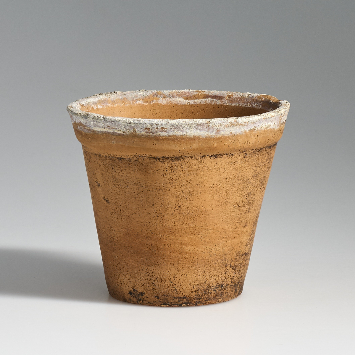 2 blomsterpotter i brent leire. Terrakottapotter med hull under i ca. lik størrelse. Ingen av pottene har jevnt fargemønster, men er alle preget av bruk. De begge har tilnærmet flat bunn.
Potte 02 er noe lysere og mer tilnærmet oransje i fargen enn 01, og litt høyre. Potte 01 er lavere og noe mer rødbrun i fargen enn potte 02.