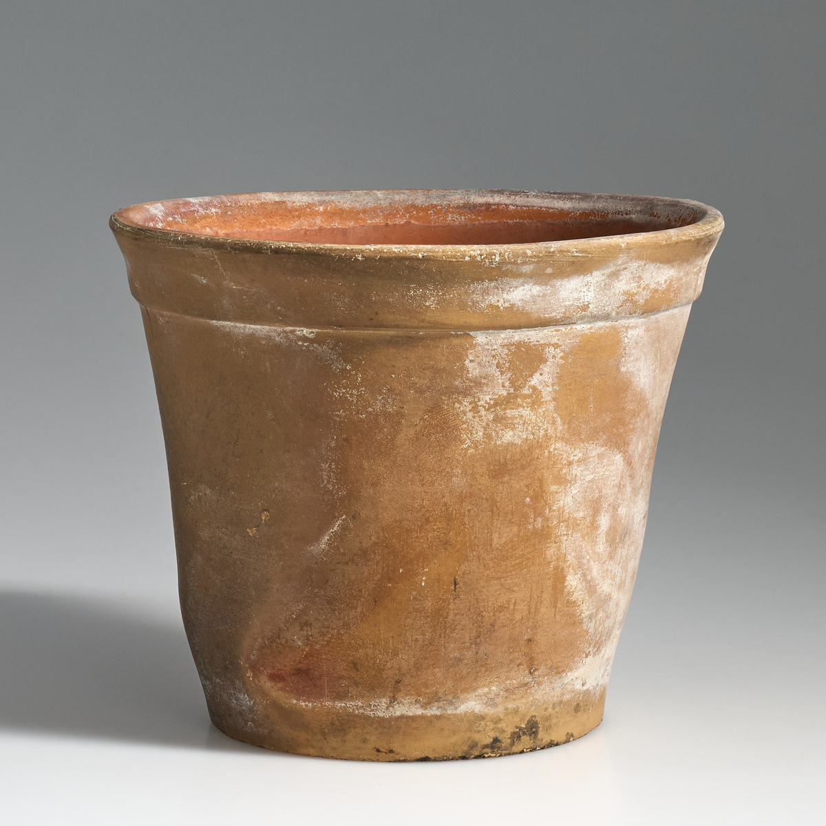 7 blomsterpotter i brent leire. Terrakottapotter med hull under i ca. lik størrelse. Ingen av pottene har jevnt fargemønster, men er alle preget av bruk. 
Pottene 01, 03, 05, 06 og 07, har en liten kant under som danner bunnen av potten, med en flat fordypning under.
Potte 02, har tynnere kant under som ikke er hel, men består av 4 kanter ovenfor hverandre, den er noe lysere i fargen og er markert med tallet "14" under.
Potte 04 har ingen kant under, men har en flat bunn.
Potte 06 har sprekkdannelse under på den ene siden, ovenfor dreneringshullet.