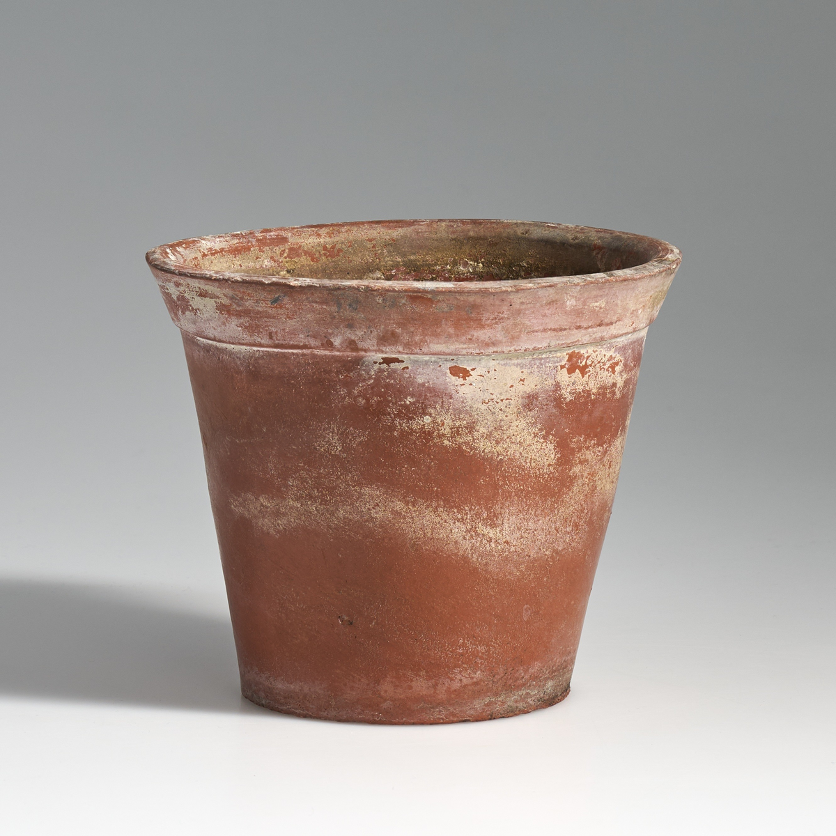 5 blomsterpotter i brent leire. Terrakottapotter med hull under i ca. lik størrelse. Ingen av pottene har jevnt fargemønster, men er alle preget av bruk. 
Pottene 01, 03, 04, og 05, har en liten kant under som danner bunnen av potten, med en flat fordypning under.
Potte 02 har ingen kant under, men har en flat bunn.