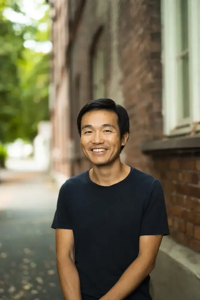 Brynjulf Jung Tjønn i svart t-skjorte framfor eit murbygg