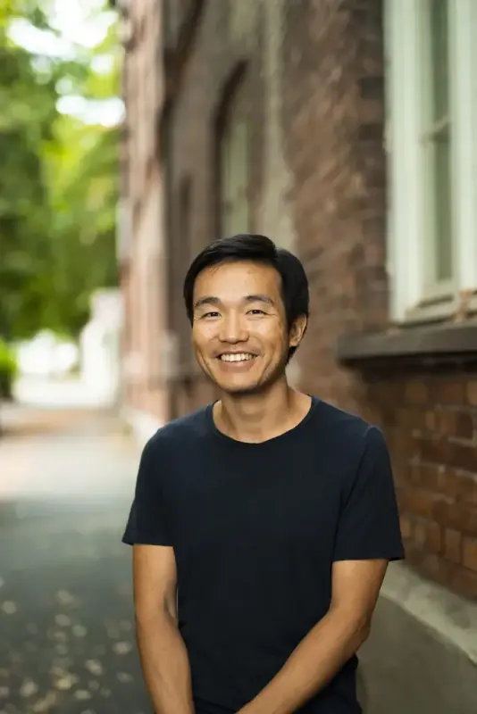 Brynjulf Jung Tjønn i svart t-skjorte framfor eit murbygg