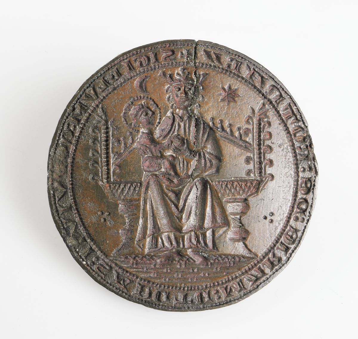 Sigillstamp av brons. Rund, på den plana baksidan en diametralt gående balk med ögla. På framsidan Jungfru maria, helfigur en face, sittande på ett högsäte med gavelformad rydd, iklädd veckad mantel och kjortel med vida ärmar samt spetsiga skor. Håller i högra handen ett klot (äpple). På vänstra knäet Jesusbarnet i profil med gloria. Rynt kanten inom två pärlrader texten "SIGILLUM CONVIVII SANCTE MARIE DE ROTNAEBY".