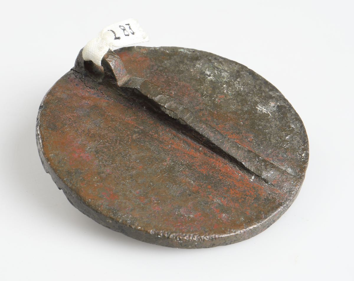 Sigillstamp av brons. Rund, på den plana baksidan en diametralt gående balk med ögla. På framsidan Jungfru maria, helfigur en face, sittande på ett högsäte med gavelformad rydd, iklädd veckad mantel och kjortel med vida ärmar samt spetsiga skor. Håller i högra handen ett klot (äpple). På vänstra knäet Jesusbarnet i profil med gloria. Rynt kanten inom två pärlrader texten "SIGILLUM CONVIVII SANCTE MARIE DE ROTNAEBY".