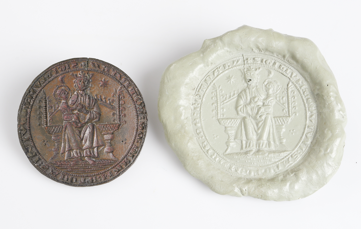 Sigillstamp av brons. Rund, på den plana baksidan en diametralt gående balk med ögla. På framsidan Jungfru maria, helfigur en face, sittande på ett högsäte med gavelformad rydd, iklädd veckad mantel och kjortel med vida ärmar samt spetsiga skor. Håller i högra handen ett klot (äpple). På vänstra knäet Jesusbarnet i profil med gloria. Rynt kanten inom två pärlrader texten "SIGILLUM CONVIVII SANCTE MARIE DE ROTNAEBY".