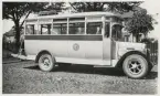 En dåtida buss utrustad med bl a takräcke, har stannat till utanför några bostadshus som syns i bakgrunden.
Norra Järnvägsgatan, Växjö (?).
På bussens sida kan man läsa: 