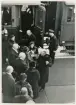 Kungligt besök 1960, med anledning av domkyrkoinvigningen.
Kung Gustaf VI Adolf och drottning Louise med uppvaktning, hälsar på landshövding Bergquist med fru, m.fl. på
perrongen vid järnvägsstationen.
