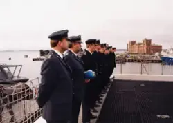 Officerare och sjömän uppställda på däck