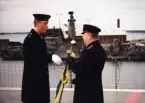 Halning av befälstecken och flagga. Bengt Pauli överräcker.