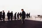 Officerare och sjömän lämnar ceremonin.