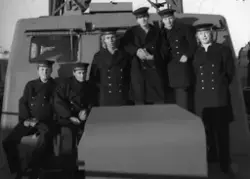 Sjömän uppställda på däck.