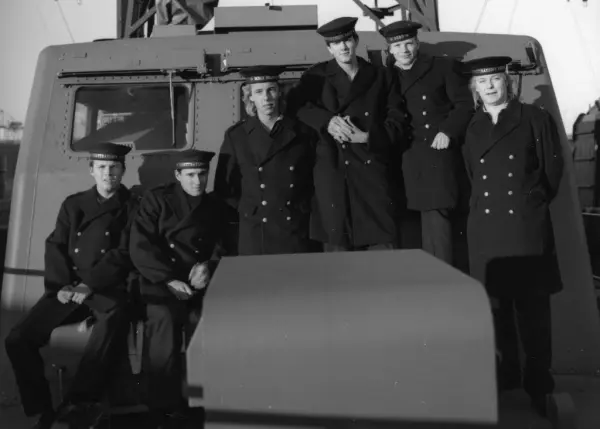 Sjömän uppställda på däck.