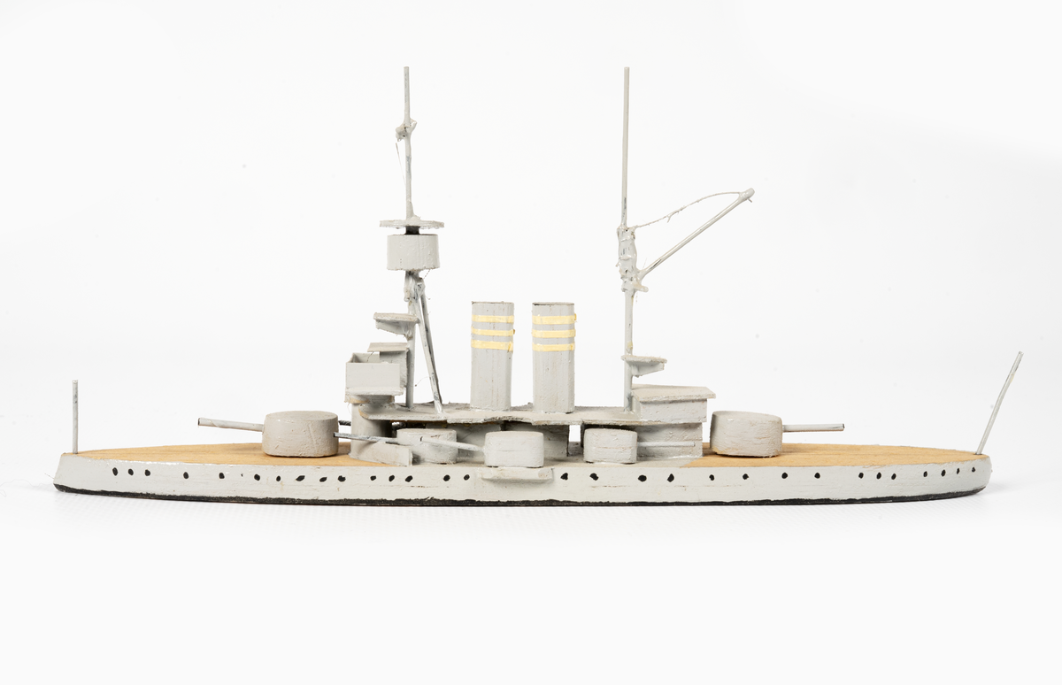 Föremålets form: Vattenlinjemodell.
Består av trä och metalltråd.