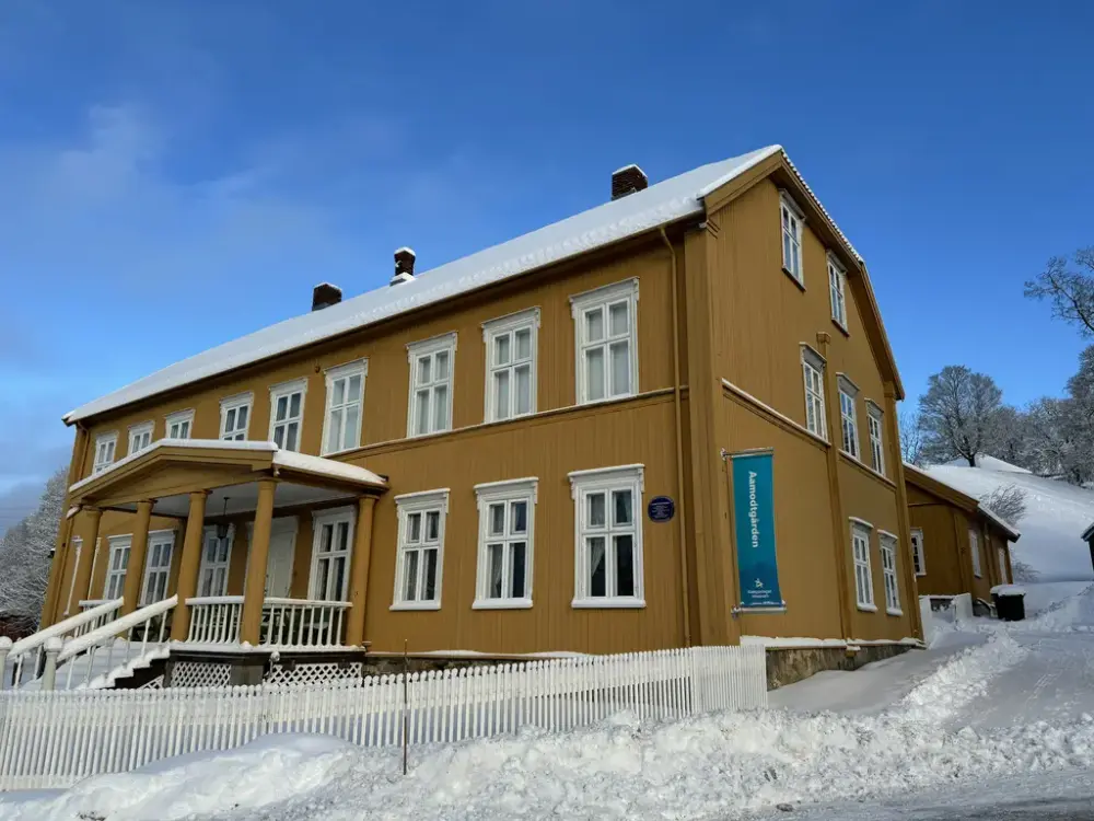 Okergul embetsmannsbolig i to etasjer.