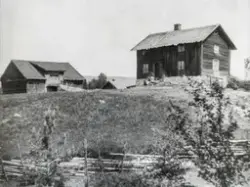 Gårdstunet på plassen Bakkerud, på Ingeberg.