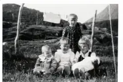 Gruppebilde av barn i Finnelva, 1941.