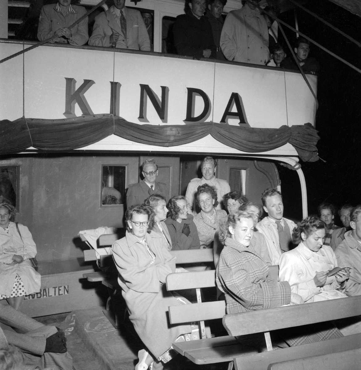 Romantiskt värre när Reso arrangerade månskenstur med passagerarfartyget KINDA. Rimligtvis gick turen till sjön Roxens böljor och natthimmel norr om Linköping. Tillfället har lämnat oss odaterat, vi skriver omkring 1950.