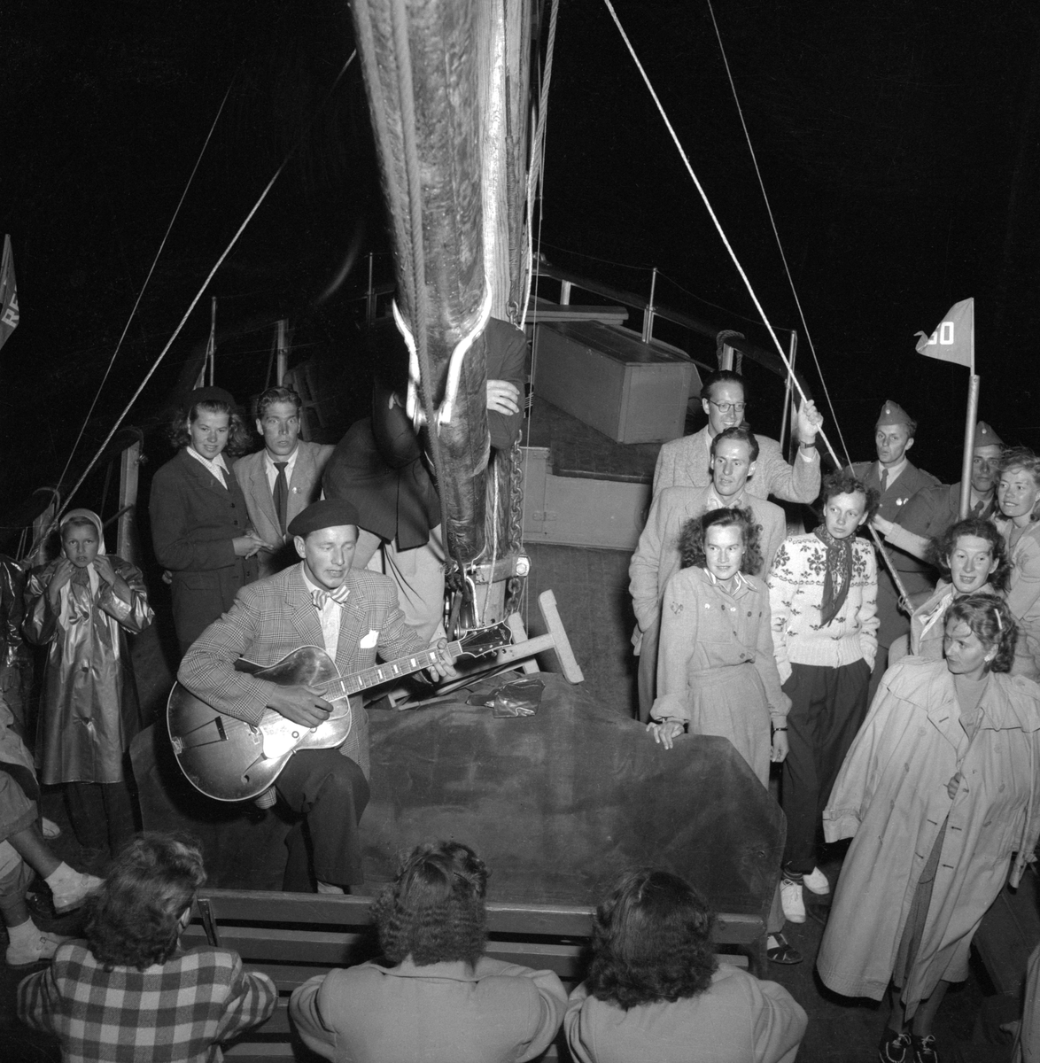 Romantiskt värre när Reso arrangerade månskenstur med passagerarfartyget KINDA. Rimligtvis gick turen till sjön Roxens böljor och natthimmel norr om Linköping. Tillfället har lämnat oss odaterat, vi skriver omkring 1950.