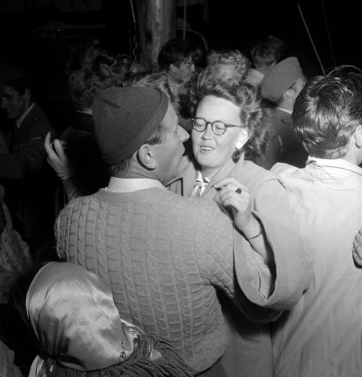 Romantiskt värre när Reso arrangerade månskenstur med passagerarfartyget KINDA. Rimligtvis gick turen till sjön Roxens böljor och natthimmel norr om Linköping. Tillfället har lämnat oss odaterat, vi skriver omkring 1950.