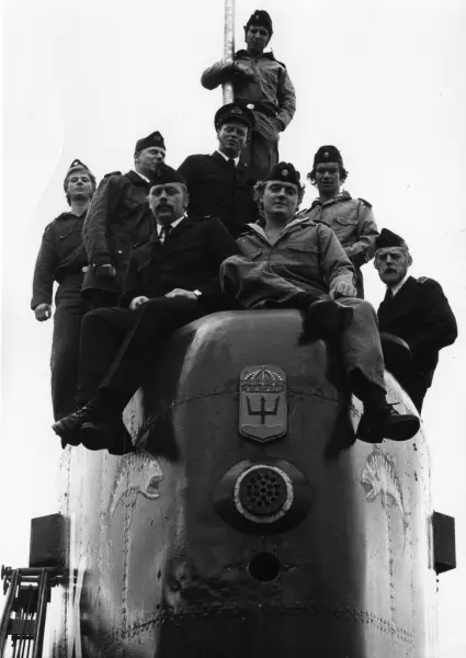 Ubåten Makrillen med delar av besättningen på tornet