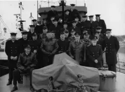 Besättnig uppställda på däck