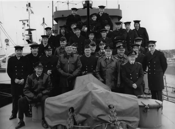 Besättnig uppställda på däck