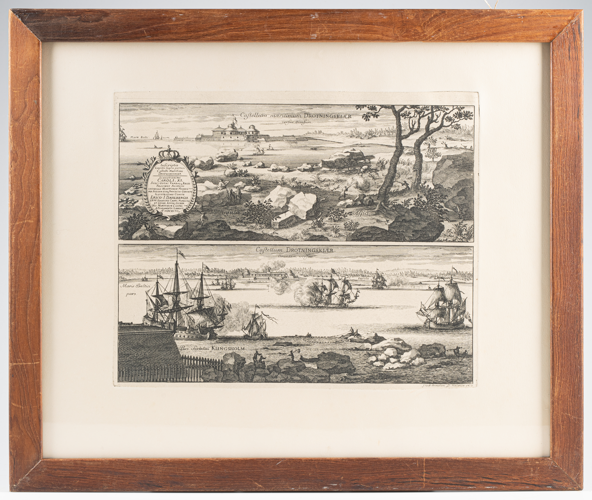 Kastellet Drottningskär å Aspö i två bilder från år 1710.
Övre bilden har följande rubriktext: Castellum Maritimum Drotningskiaer versus Occasum. Inom oval med kungl. krona den latinska text, som finnes ovan ongången till kastellet.

Nedre bilden upptar i förgrunden fästiningen Kungsholm samt krigsfartyg mellan kastellet och fästningen. Text : Castellum Drotningskiaer Orientem versus. Signerad i högra hörnet: j. v. d. Aveelen sc. Holmiae 1710.

Inom glas och ram. Ramen av teak.
OBS, se även K 12593 med samma bild.