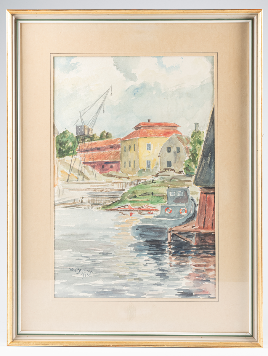 Akvarell med motiv från örlogsvarvet Karlskrona. Repslagarbanan, liberty-kran, minde marinbåt liggandes vid brygga. Signerad i vänstra nedre hörnet: "Wille Benninge 1958". Inramad under glas, ram av trä målad i guld, grått och grönt.