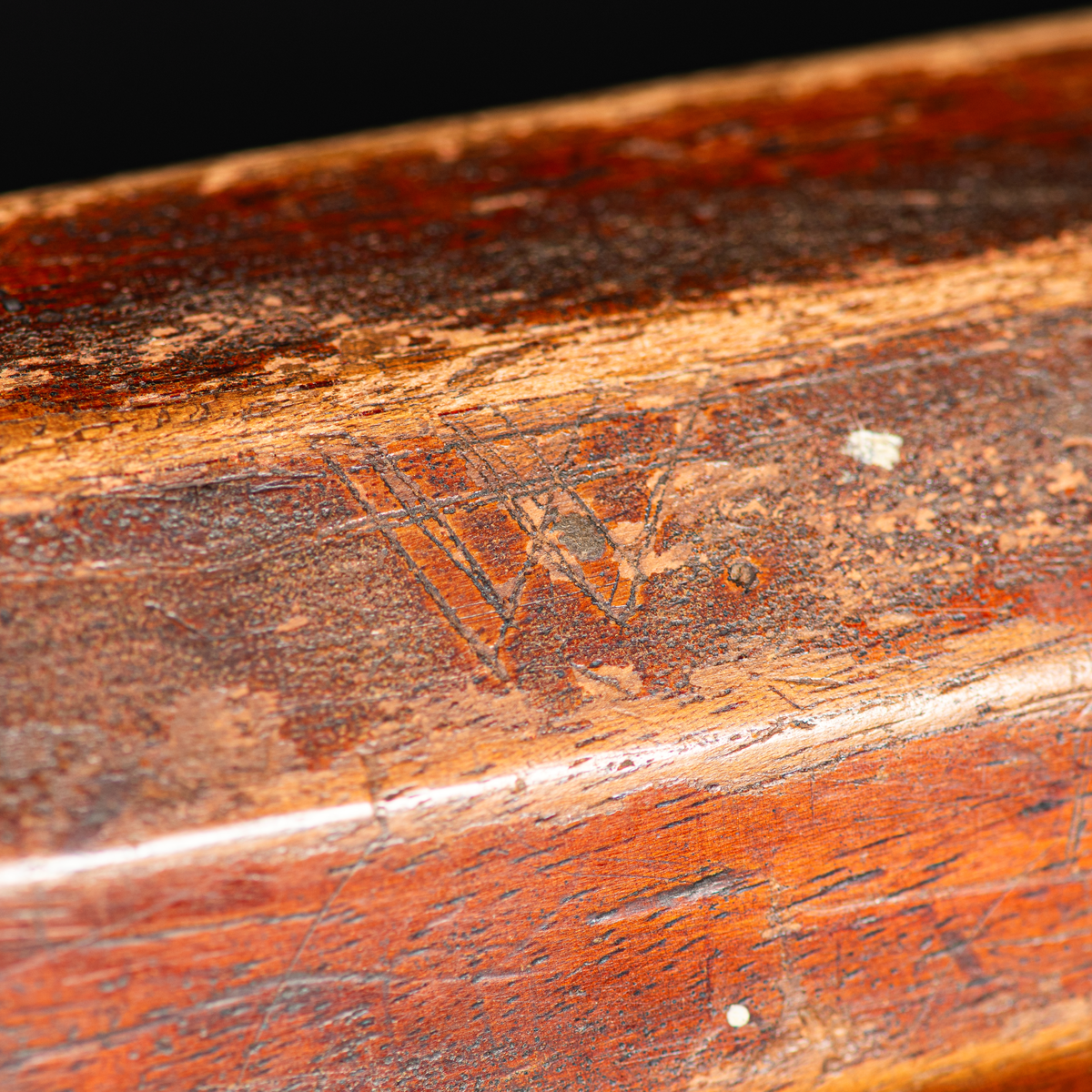 10 kantig tubkikare med träbefattning (troligtvis av mahogny) och mässingsfäste på vardera kortände. Glaslinsen saknas fram.