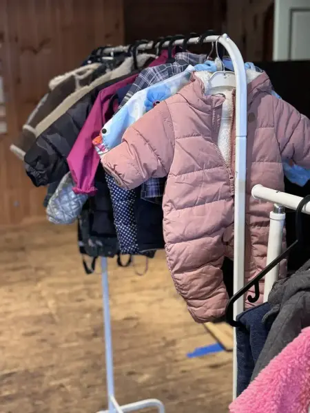 Her ser vi et stativ med klær til små barn, til salgs på bruktmarkedet