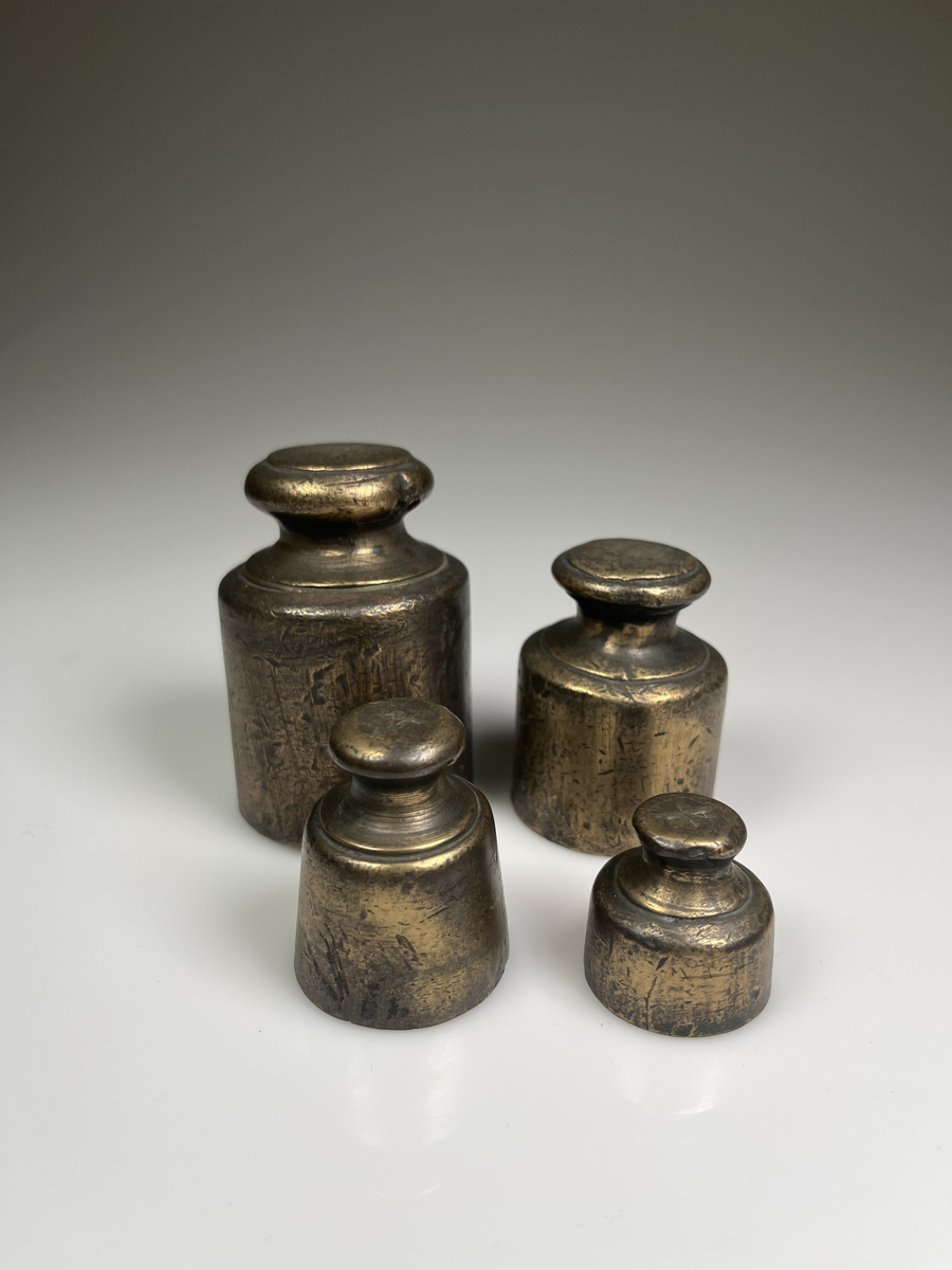 Skålpundsvikter av malm. 
a) 2 skålpund
b) 1 skålpund
c) 1/2 skålpund Märkt 1775
d) 1/4 skålpund Märkt 1776