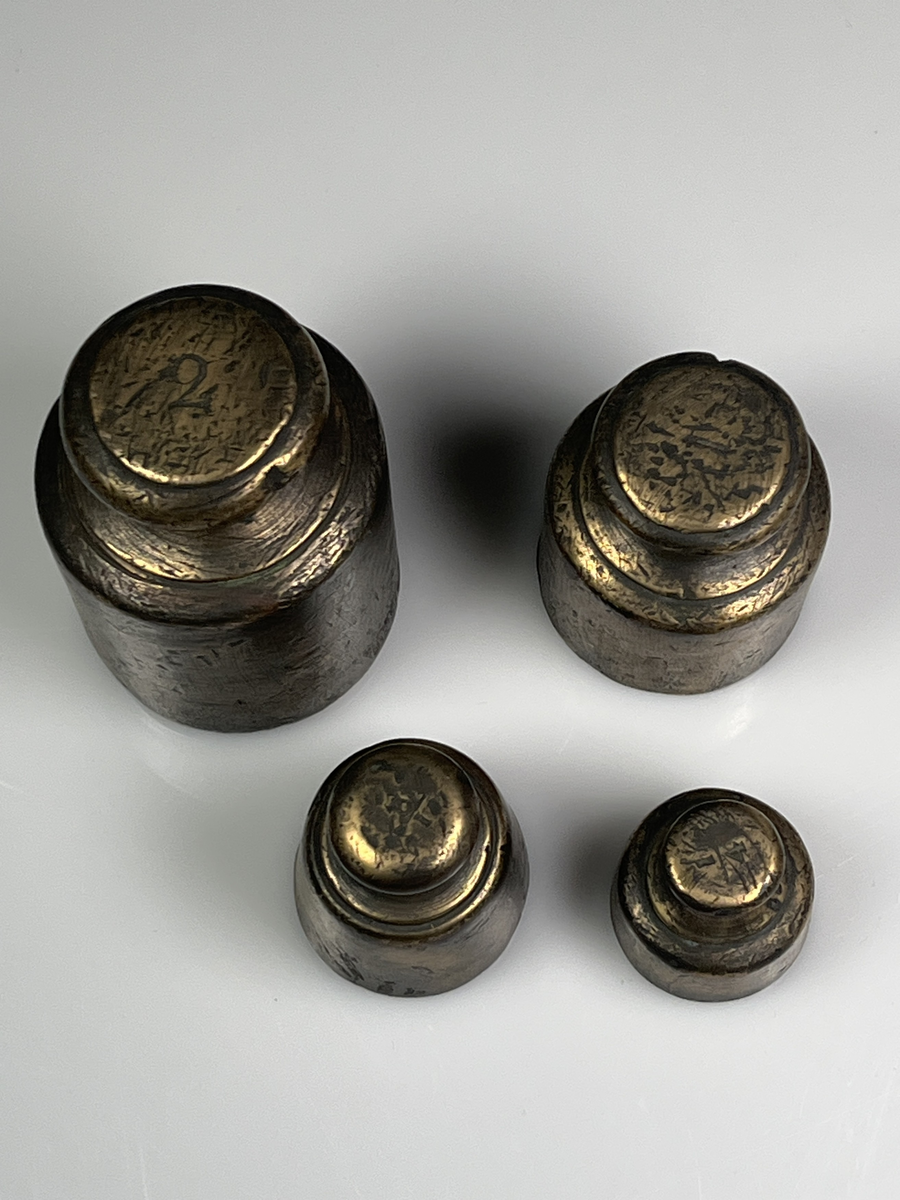 Skålpundsvikter av malm. 
a) 2 skålpund
b) 1 skålpund
c) 1/2 skålpund Märkt 1775
d) 1/4 skålpund Märkt 1776