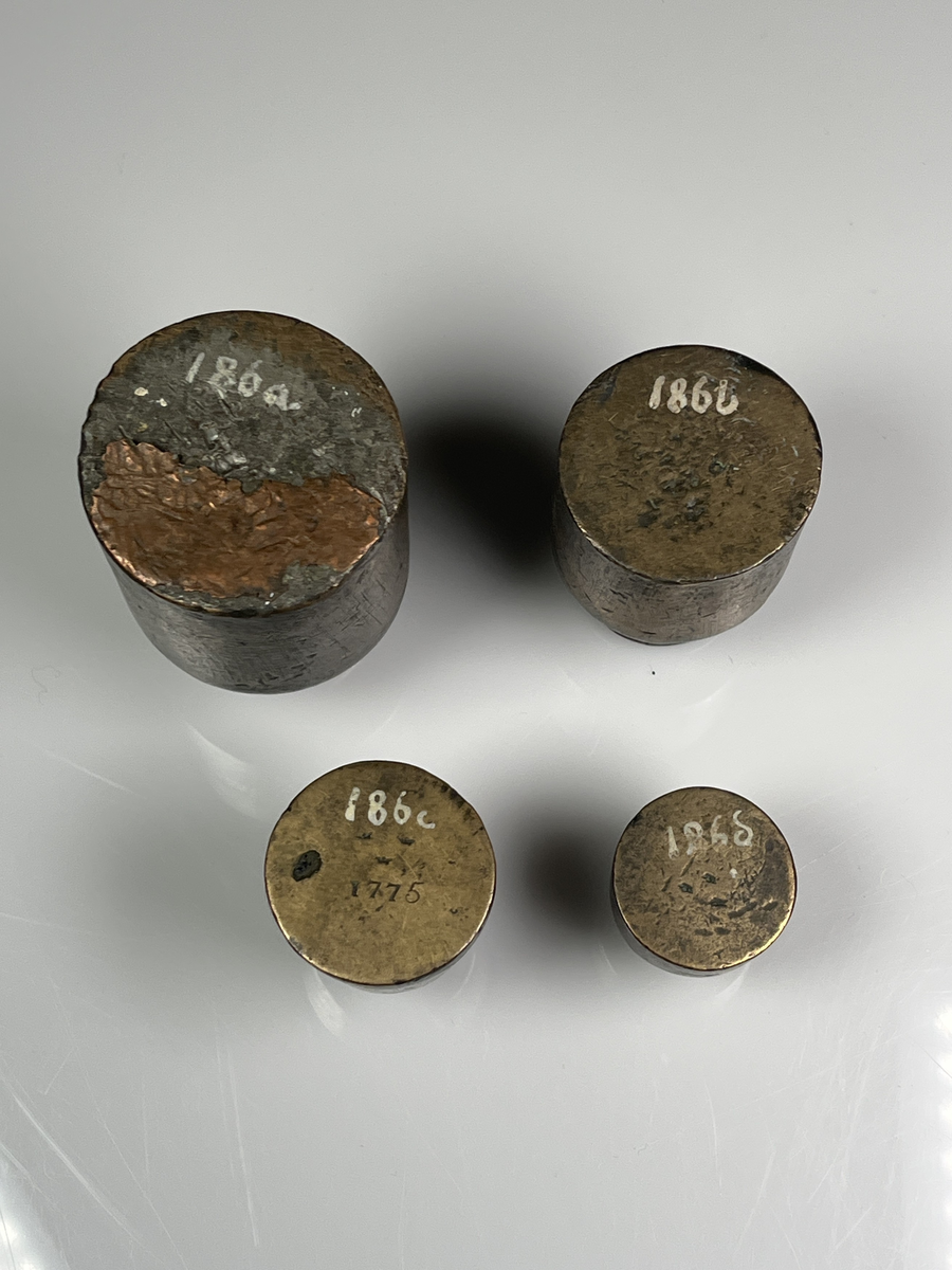 Skålpundsvikter av malm. 
a) 2 skålpund
b) 1 skålpund
c) 1/2 skålpund Märkt 1775
d) 1/4 skålpund Märkt 1776
