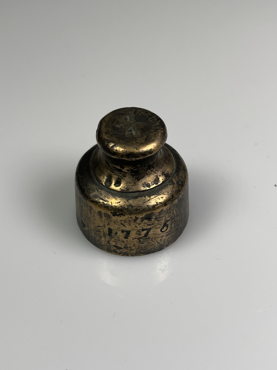 Skålpundsvikter av malm. 
a) 2 skålpund
b) 1 skålpund
c) 1/2 skålpund Märkt 1775
d) 1/4 skålpund Märkt 1776