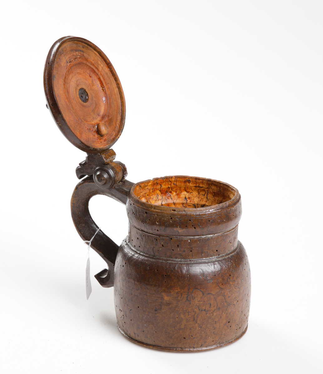 Marbostop av trä. Gängat fällock med svarvad knopp och i sidan ett profilerat handtag.