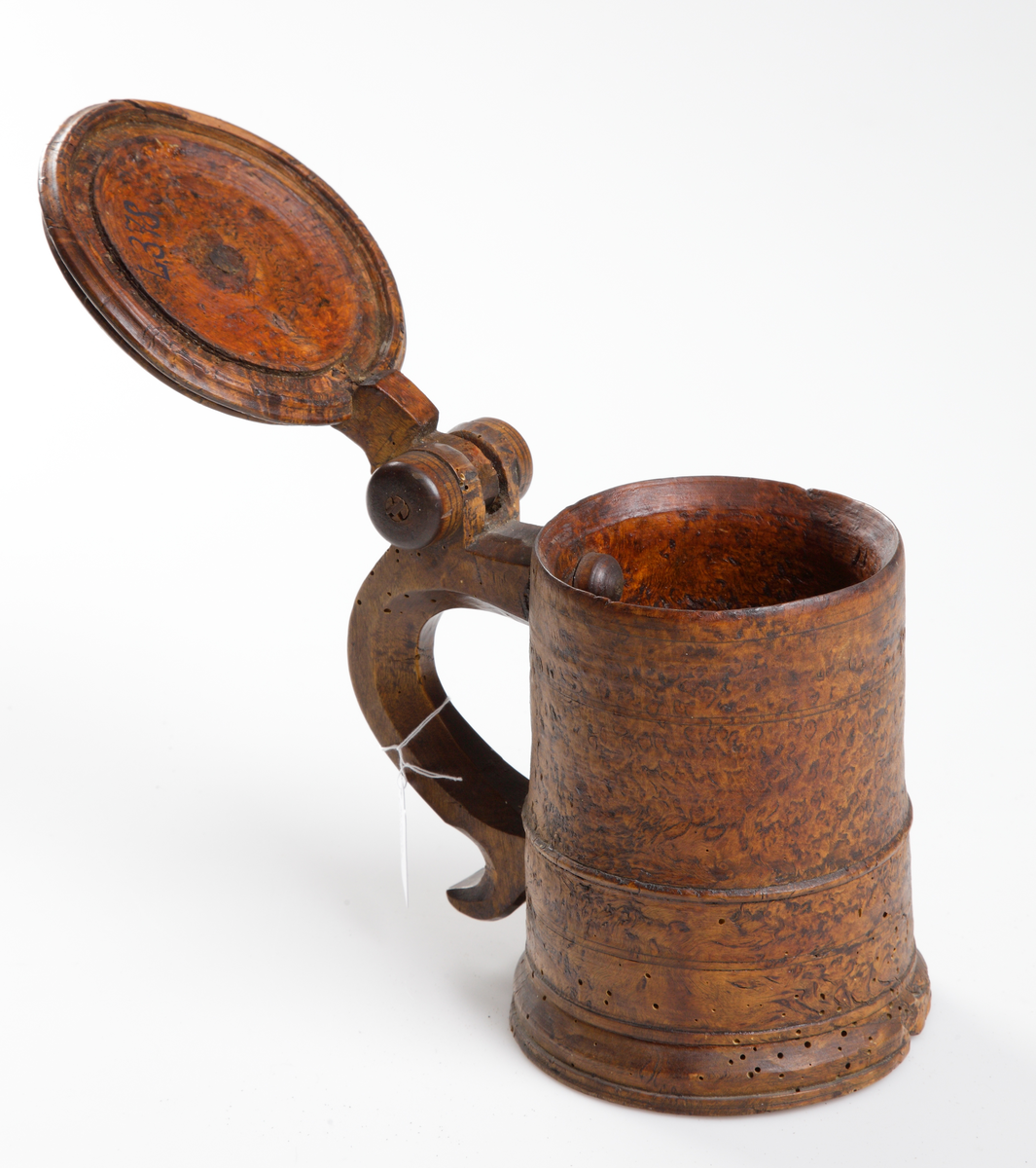 Stop av trä. Gängat fällock med svarvad knopp och i sidan ett profilerat handtag.