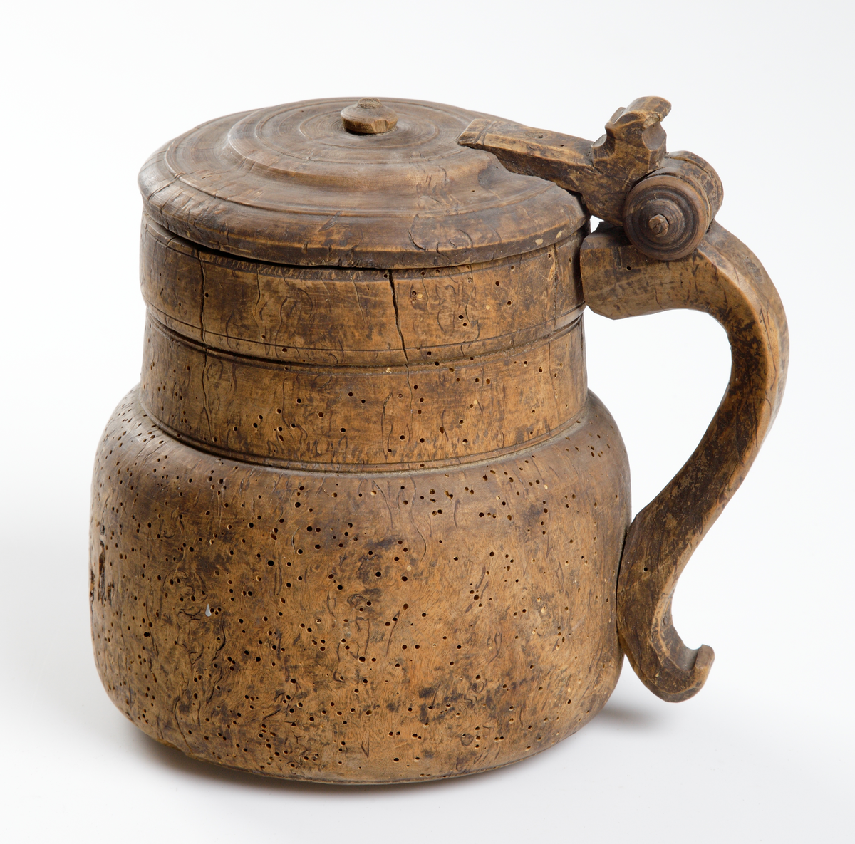 Träkanna med gängat fällock och profilerat handtag.
Inskrivet i huvudbok 1886.