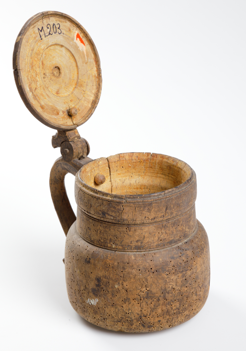 Träkanna med gängat fällock och profilerat handtag.
Inskrivet i huvudbok 1886.