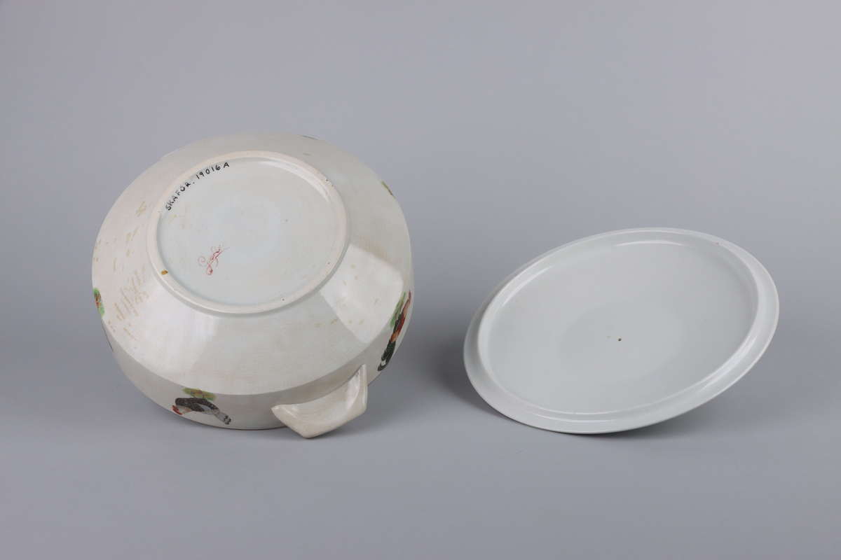 Äggterrin med lock, rund form och raka sidor. Locket är krönt upptill med ett handtag i form av ett ägg. På terrinens sidor finns två månghörnande hänklar dekorerade med röda linjer, nedtill en indragen midja och under en låg fotring. Upptill runt om handtagets fäste en röd kant, kring lockets och terrinens kant löper röda raka bårder  På locket och skålens sidor dekor av höns och tuppar i olika raser. Under skålen fabriksstämpel med Gefle i skrivstil. Insidan av terrinen är odekorerad.


