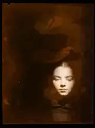 Ateljéporträtt av modell, ung kvinna.