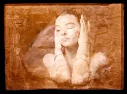 Ateljéporträtt av ung kvinnlig modell, modebild.