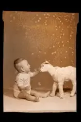 Ateljéporträtt av ett litet barn som klappar ett (uppstoppat