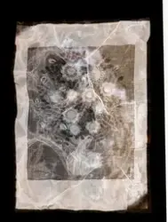 Broderad textil med blommor i vas. Redaktionellt fotografi.