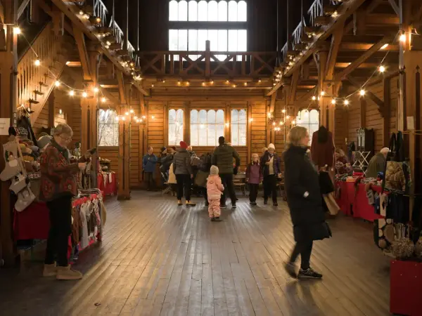 Husflidens markedsboder på julemarkedet på Norsk Folkemuseum. 