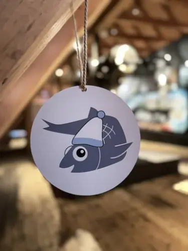 Vi ser Silja Sild som har fått på seg en hvit og lyseblå vinterlue på