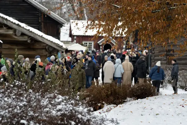 Publikum på julemarkedet på Norsk Folkemuseum. 