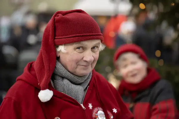 En eldre mann med rød nisselue. 