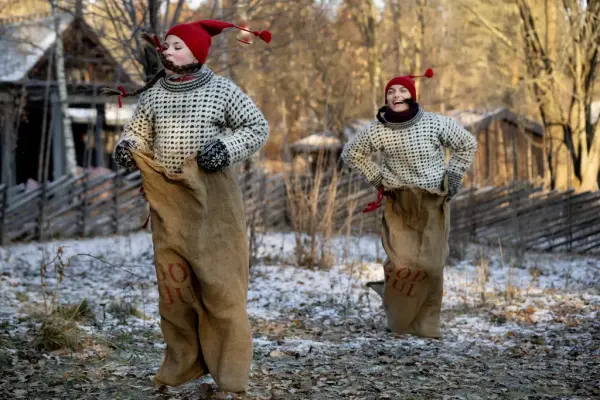 To rampenisser konkurrerer i sekkeløp. 