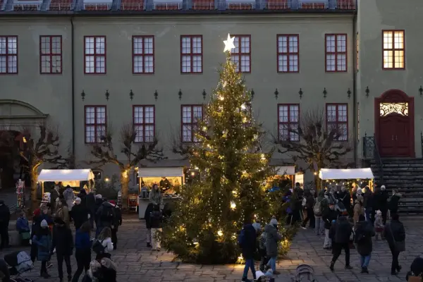 Torget på Norsk Folkemuseum med et stort juletre og markedsboder. 