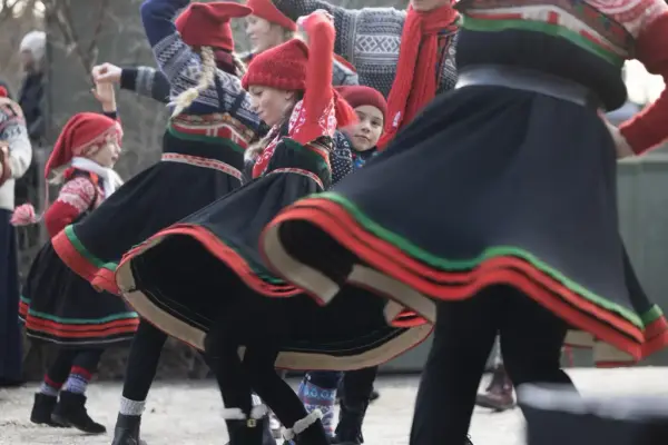 Dansere fra Norsk Folkemuseums dansegruppe danser iført setesdalsbunader. 