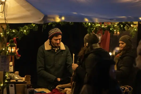 En kvinne handler i en av markedsbodene på julemarkedet på Norsk Folkemuseum. 